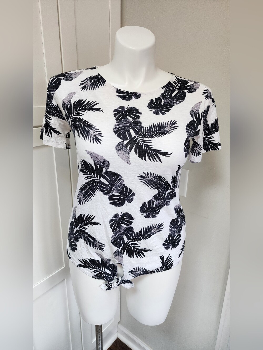 Old Navy Tropical Palm Knot-Front Top – Size M